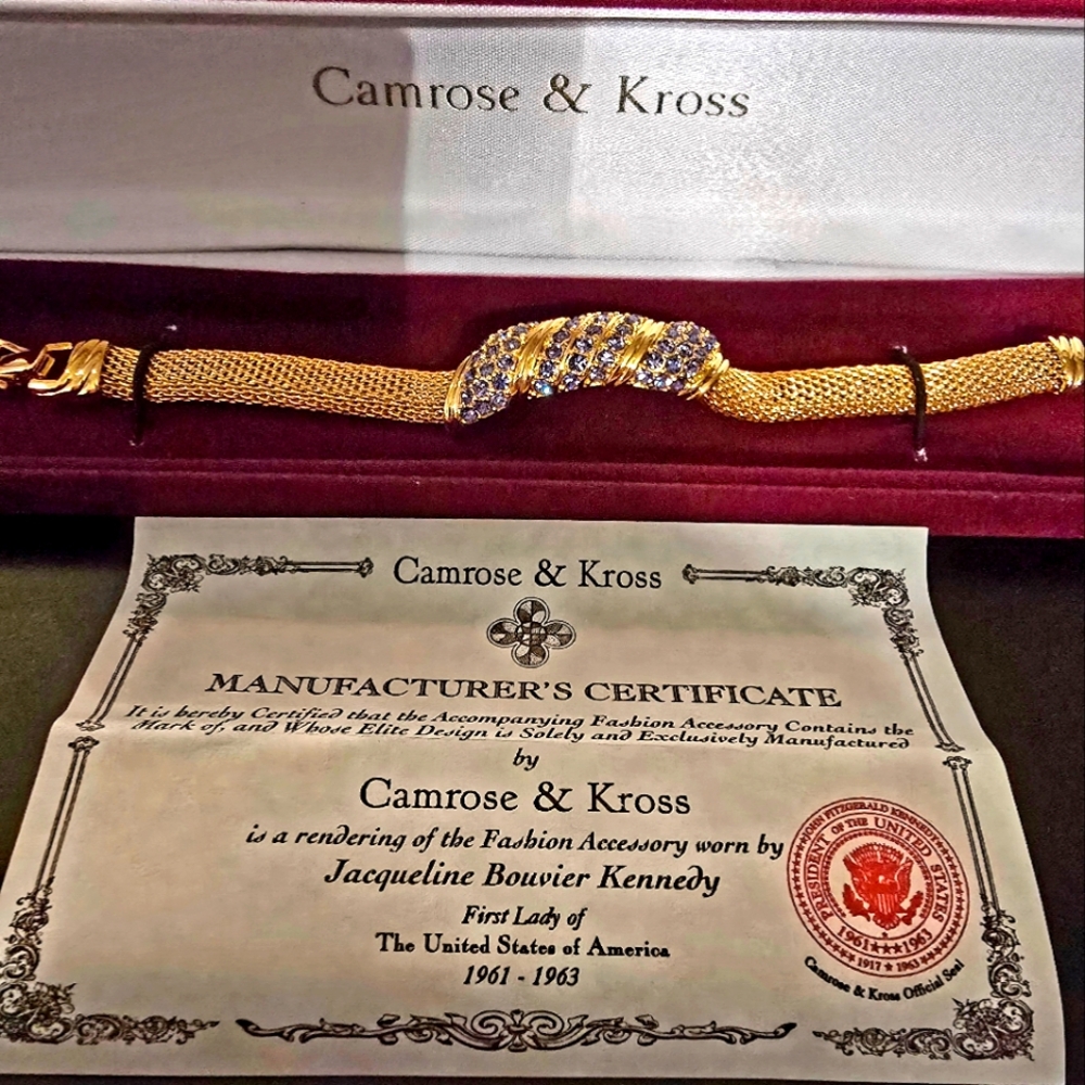NWOT Gold Bracelet